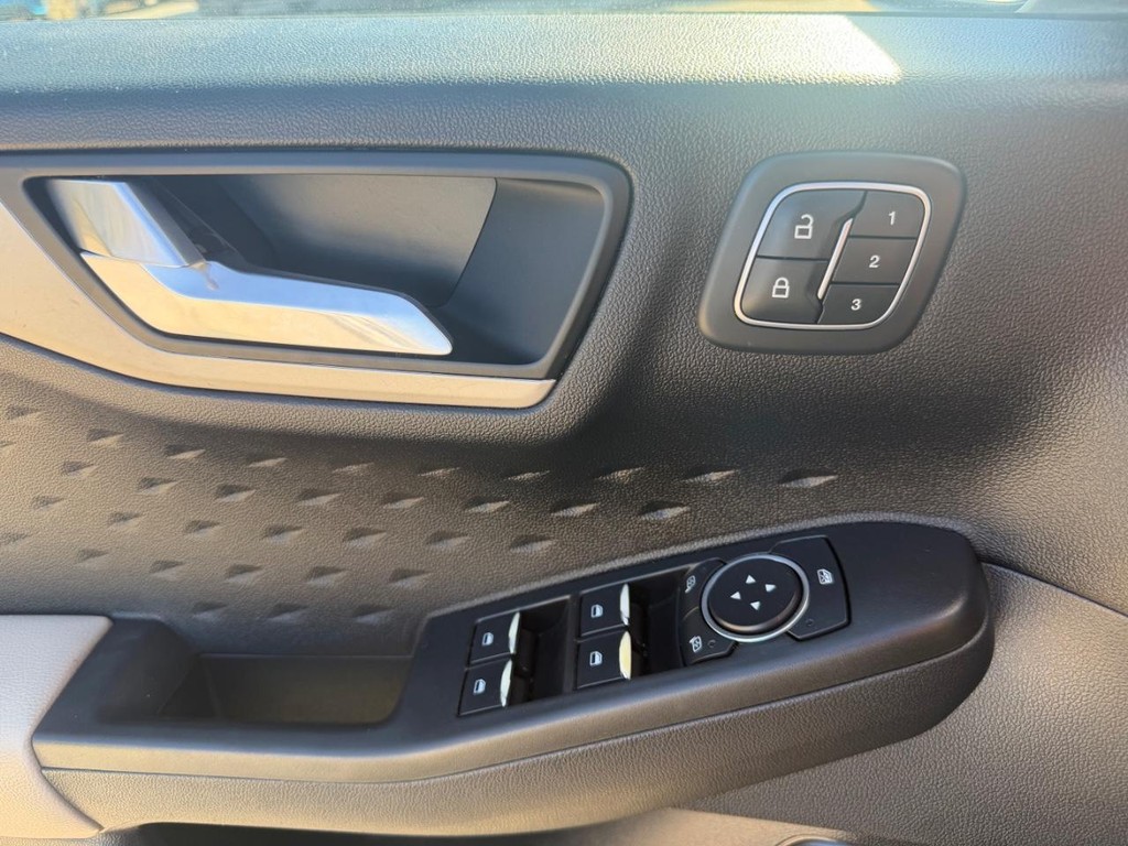 Ford Escape Vehicle Full-screen Gallery Image 21