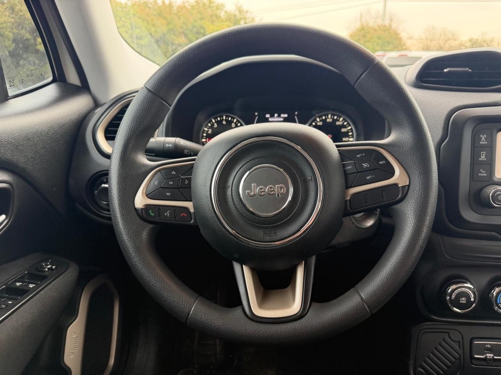 Jeep Renegade Vehicle Full-screen Gallery Image 13