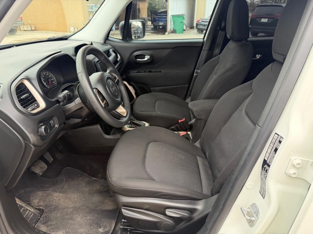 Jeep Renegade Vehicle Full-screen Gallery Image 16