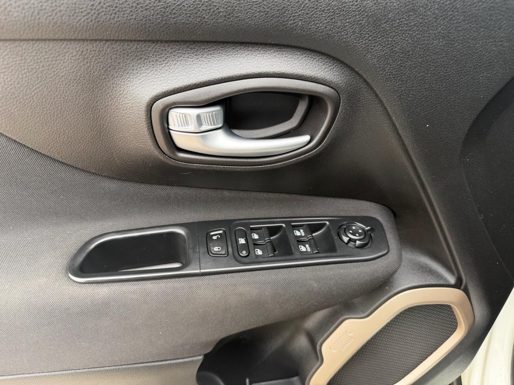 Jeep Renegade Vehicle Full-screen Gallery Image 18