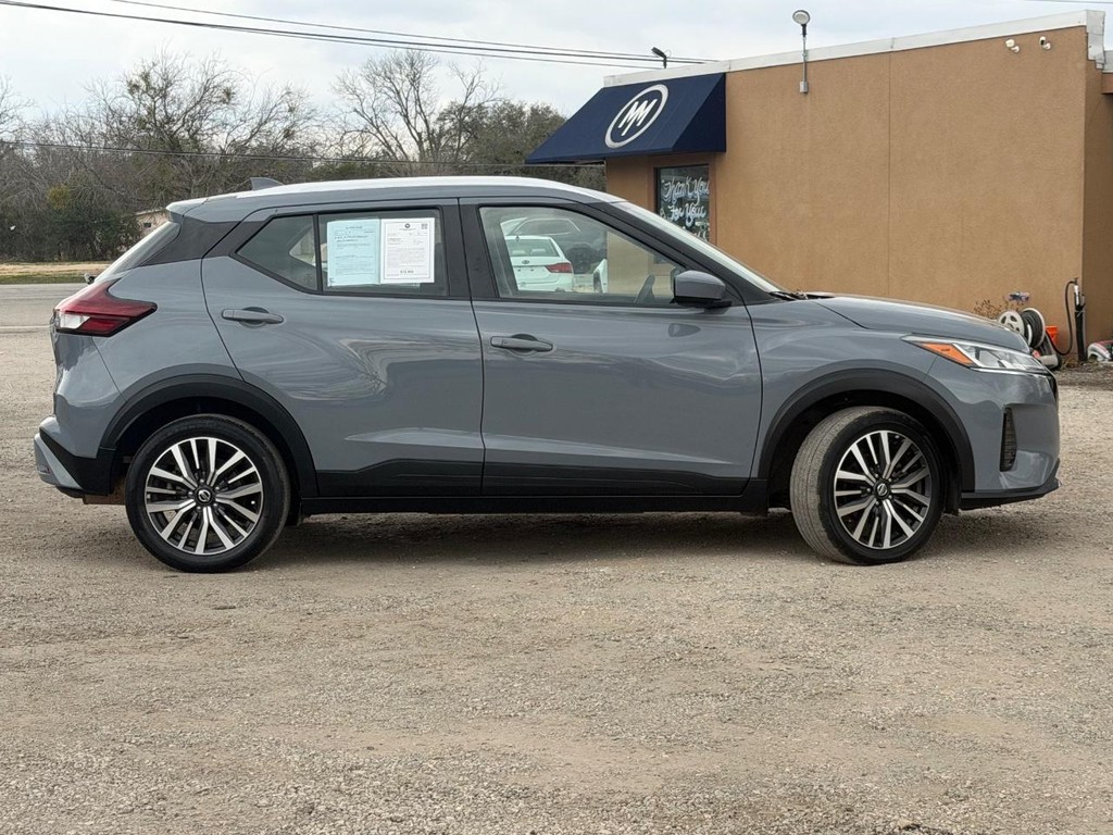 Nissan Kicks Vehicle Full-screen Gallery Image 2