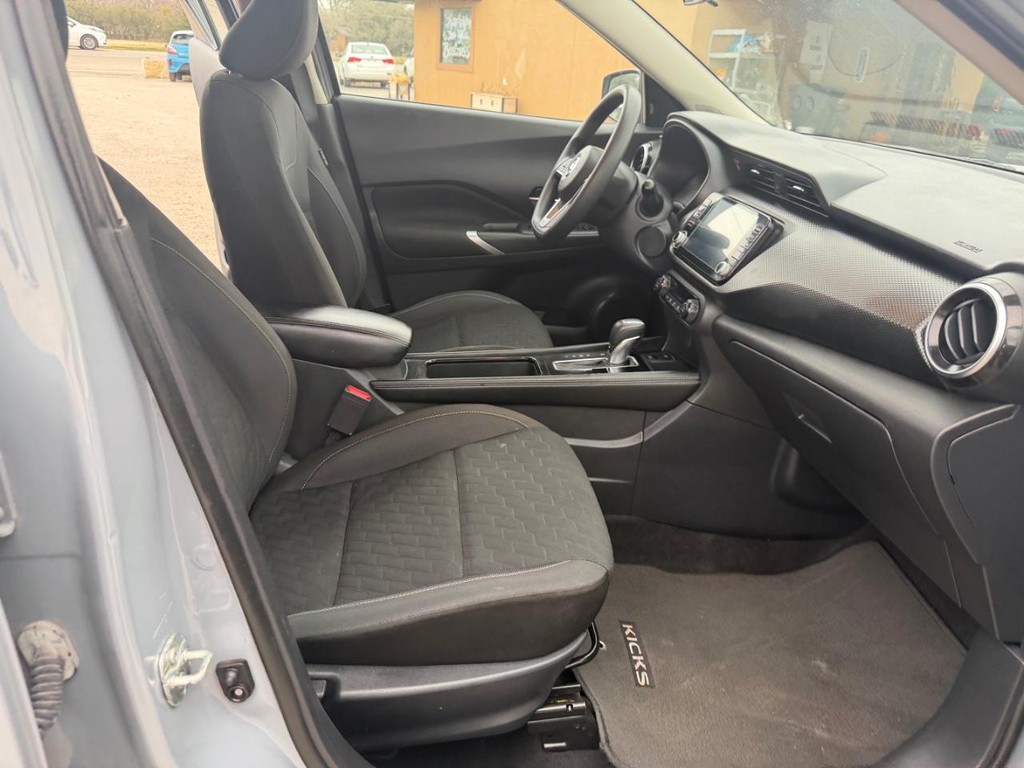 Nissan Kicks Vehicle Full-screen Gallery Image 14