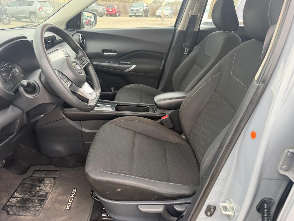 Nissan Kicks Vehicle Full-screen Gallery Image 15