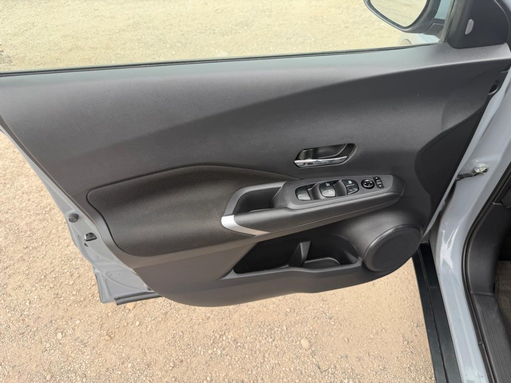 Nissan Kicks Vehicle Full-screen Gallery Image 16