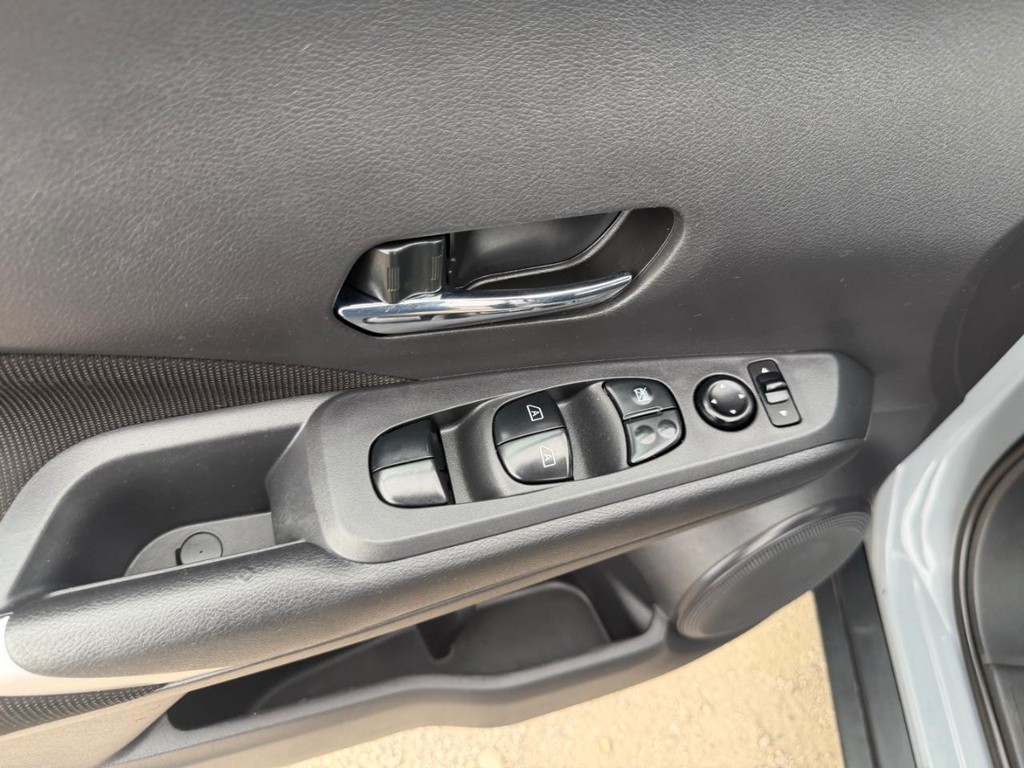 Nissan Kicks Vehicle Full-screen Gallery Image 17