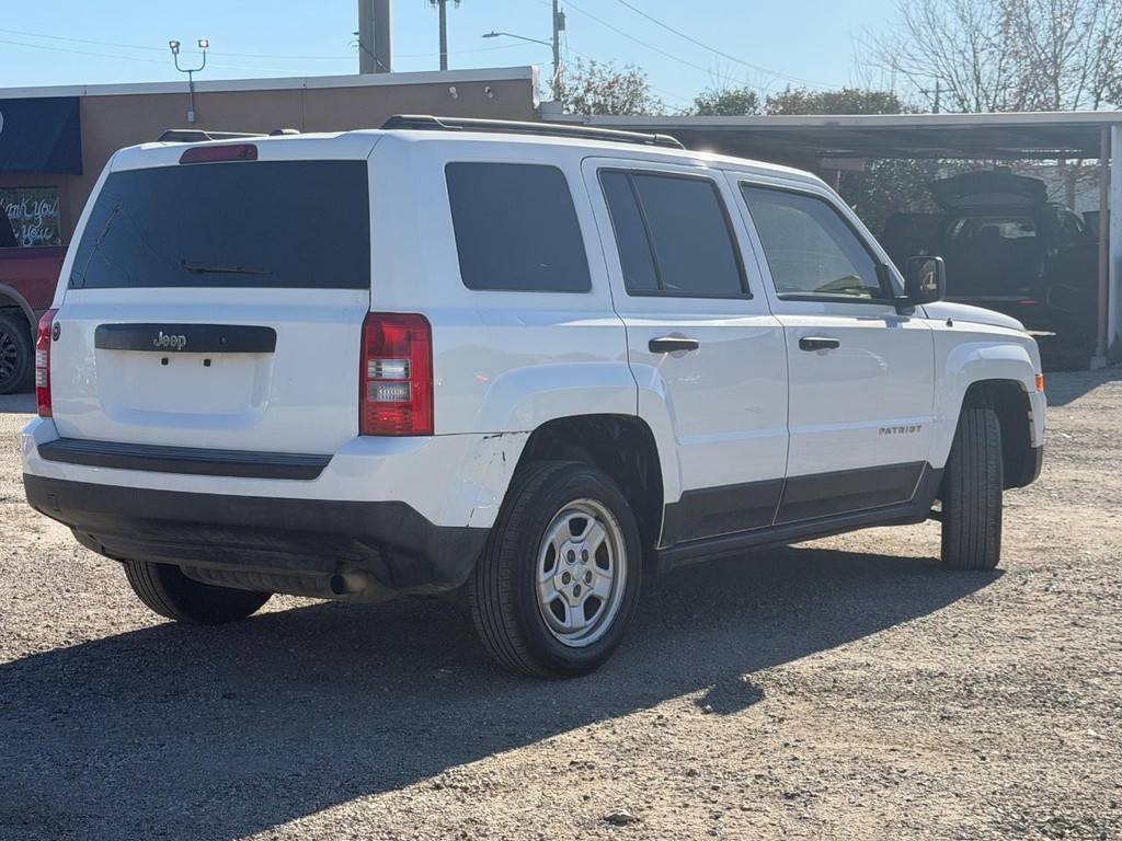 Jeep Patriot Vehicle Full-screen Gallery Image 3