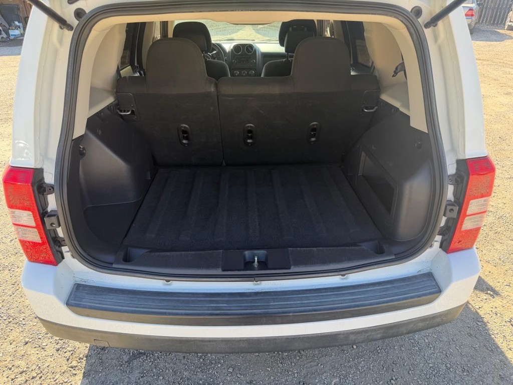 Jeep Patriot Vehicle Full-screen Gallery Image 5