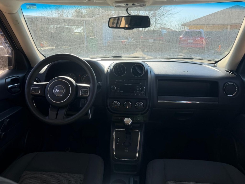 Jeep Patriot Vehicle Full-screen Gallery Image 12