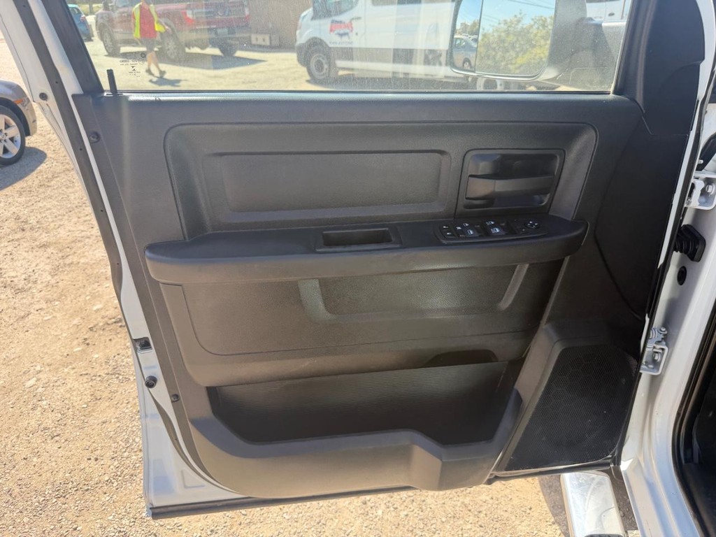 Ram 2500 Vehicle Full-screen Gallery Image 17