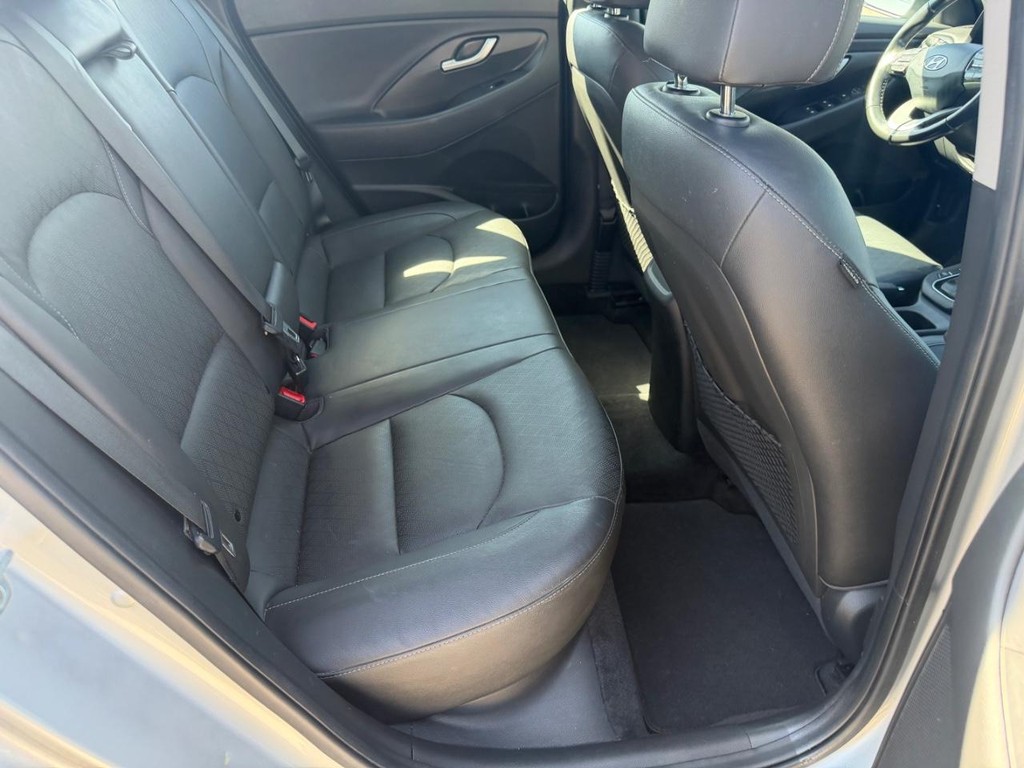 Hyundai Elantra GT Vehicle Full-screen Gallery Image 11