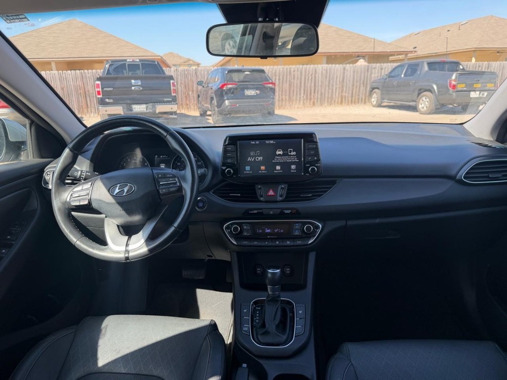 Hyundai Elantra GT Vehicle Full-screen Gallery Image 12