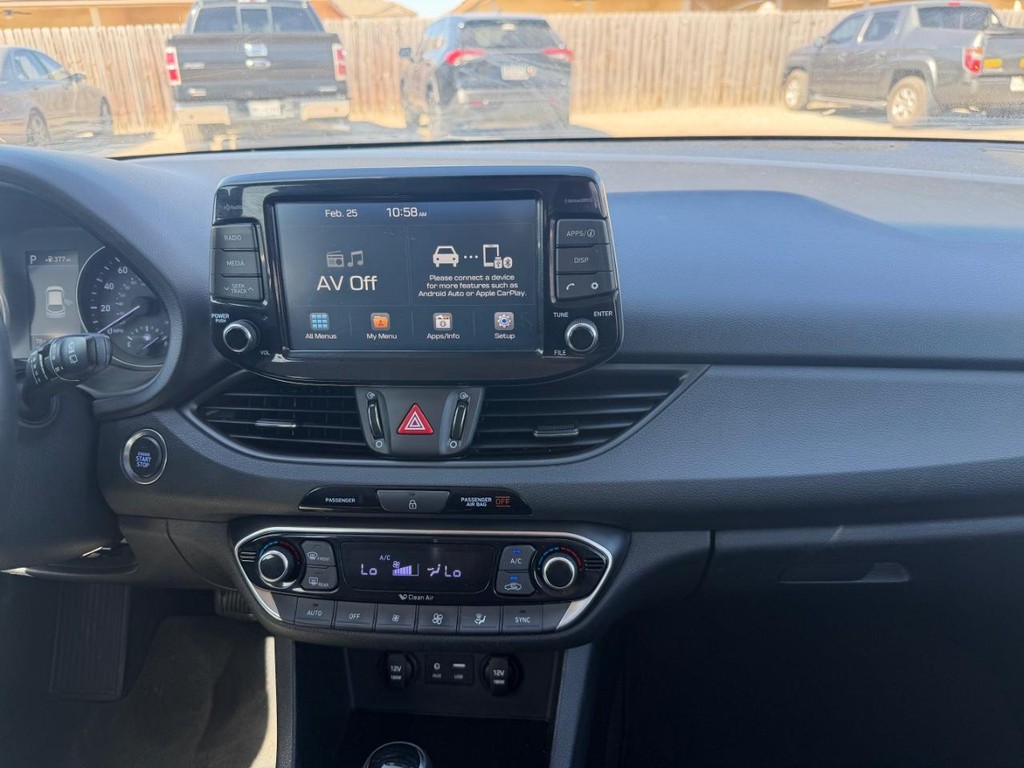 Hyundai Elantra GT Vehicle Full-screen Gallery Image 14