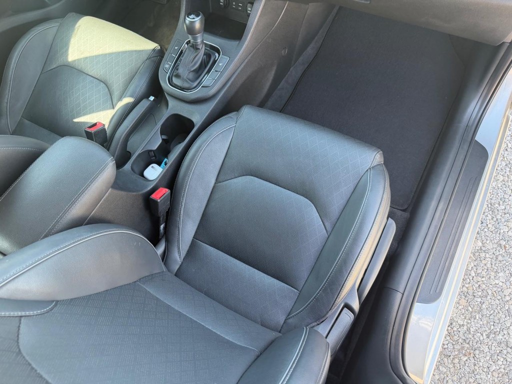 Hyundai Elantra GT Vehicle Full-screen Gallery Image 15