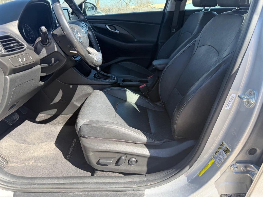 Hyundai Elantra GT Vehicle Full-screen Gallery Image 17