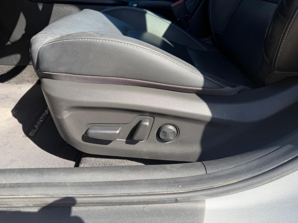 Hyundai Elantra GT Vehicle Full-screen Gallery Image 18