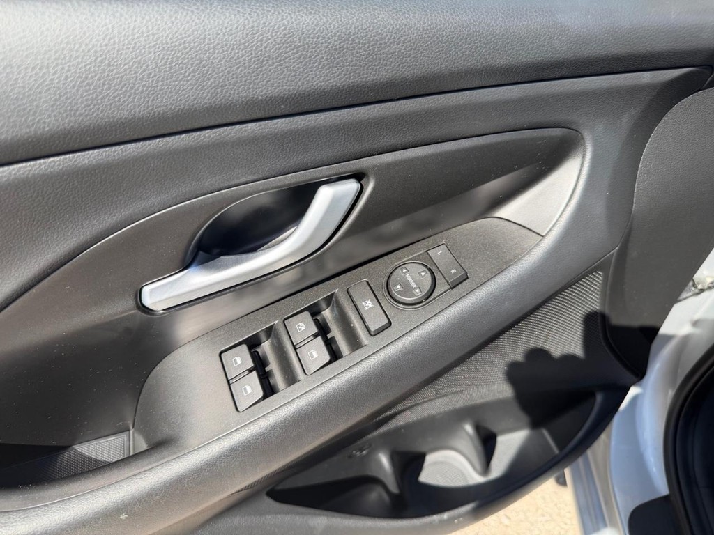 Hyundai Elantra GT Vehicle Full-screen Gallery Image 20