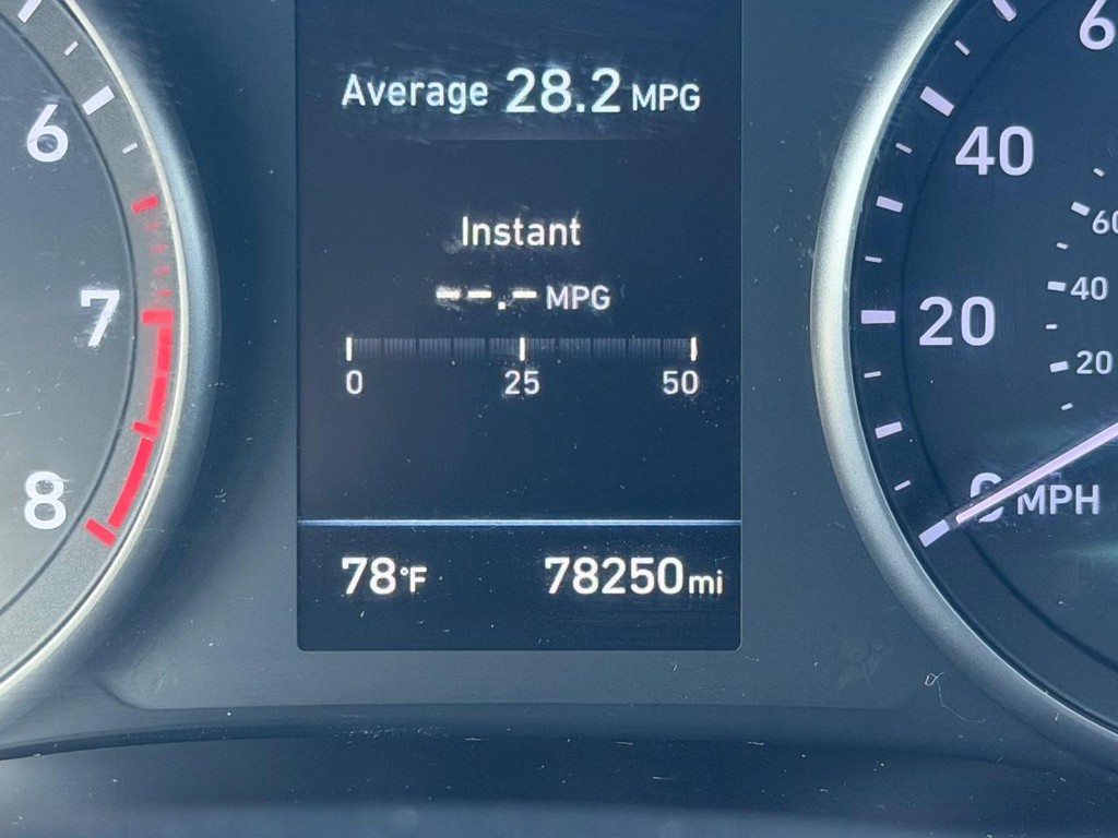 Hyundai Elantra GT Vehicle Full-screen Gallery Image 23