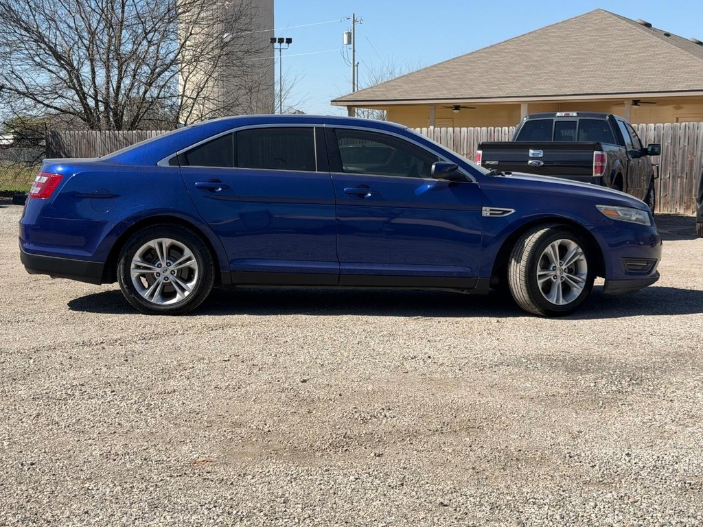 Ford Taurus Vehicle Full-screen Gallery Image 02