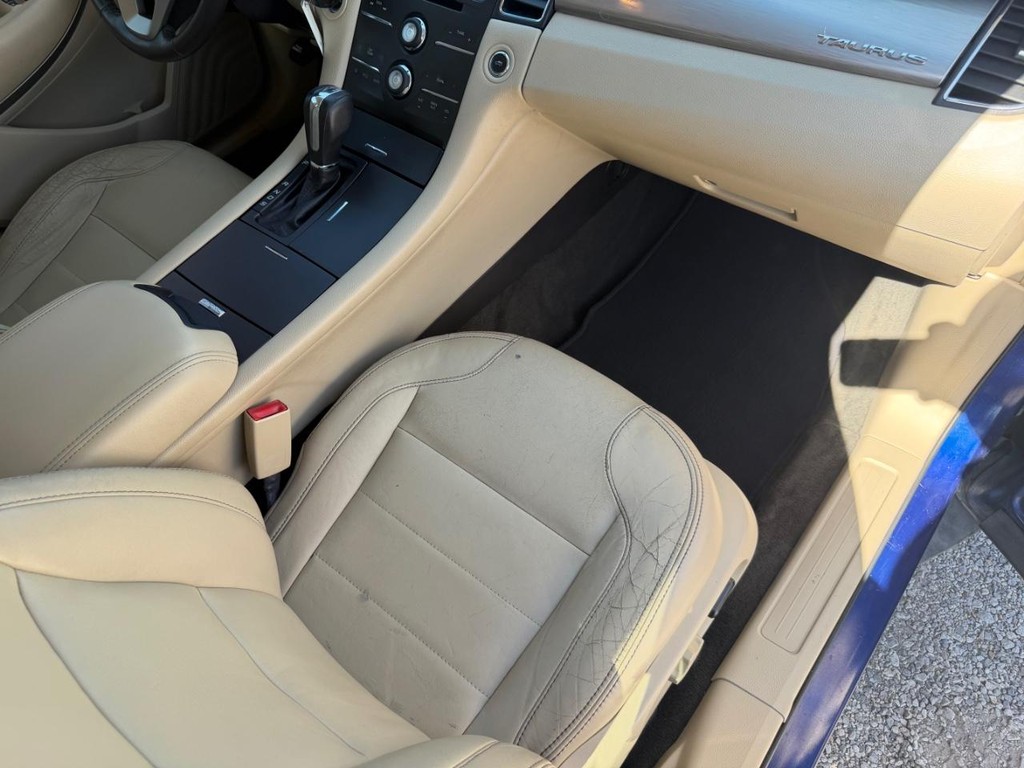 Ford Taurus Vehicle Full-screen Gallery Image 14