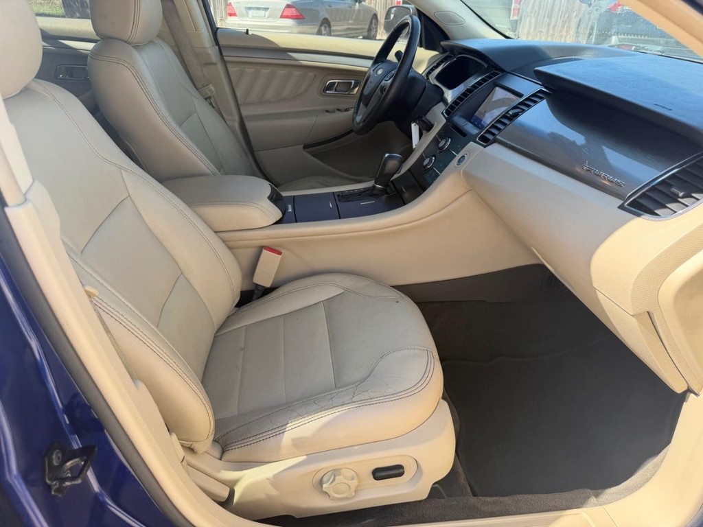 Ford Taurus Vehicle Full-screen Gallery Image 15