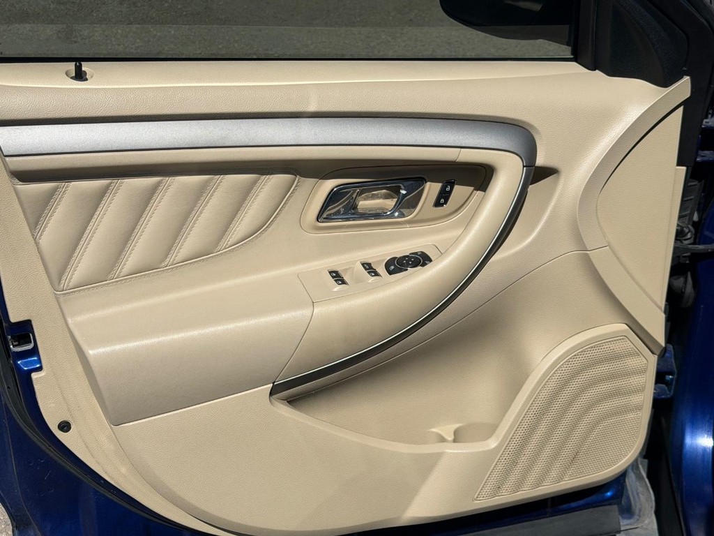 Ford Taurus Vehicle Full-screen Gallery Image 18