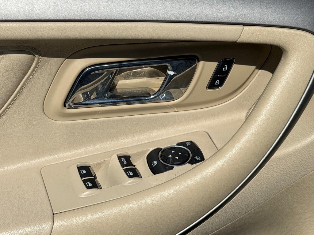 Ford Taurus Vehicle Full-screen Gallery Image 19
