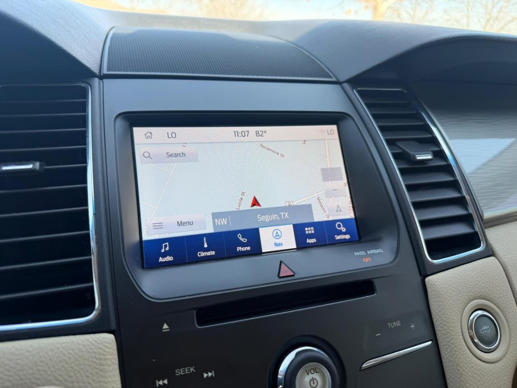 Ford Taurus Vehicle Full-screen Gallery Image 23