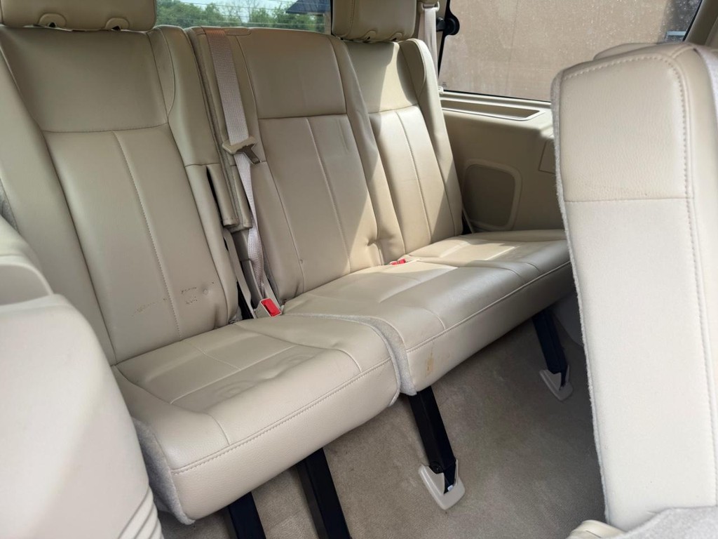 Ford Expedition Vehicle Full-screen Gallery Image 11