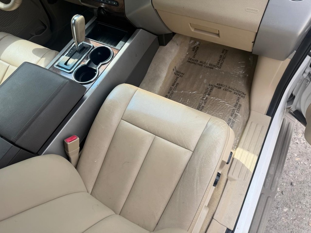 Ford Expedition Vehicle Full-screen Gallery Image 17