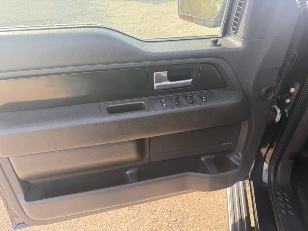 Ford F-150 Vehicle Full-screen Gallery Image 17