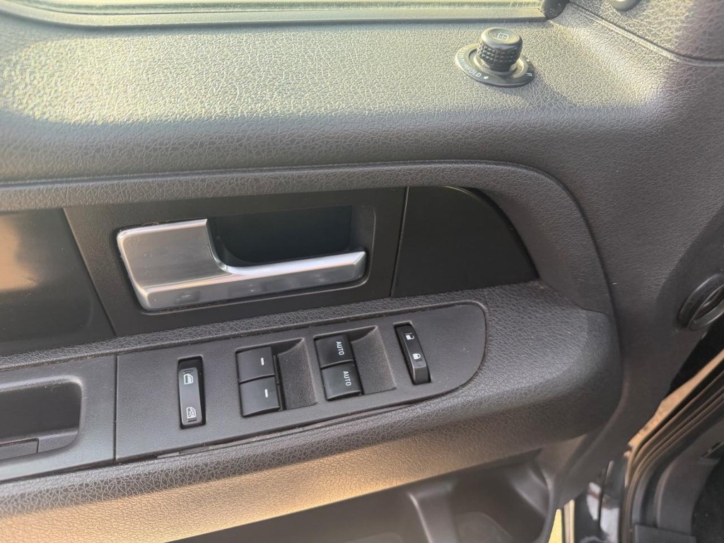 Ford F-150 Vehicle Full-screen Gallery Image 18