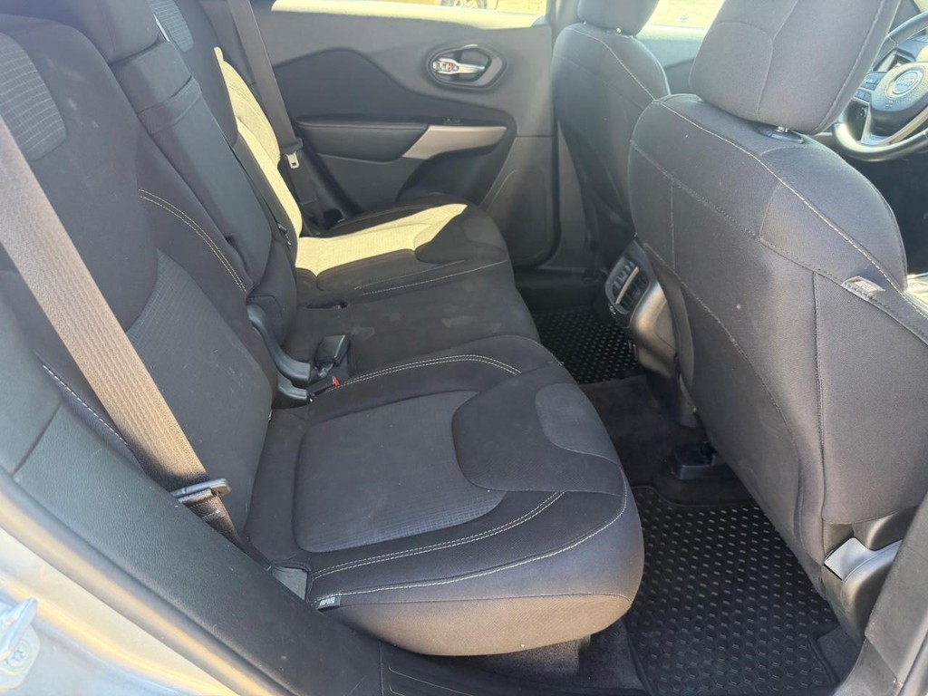 Jeep Cherokee Vehicle Full-screen Gallery Image 11