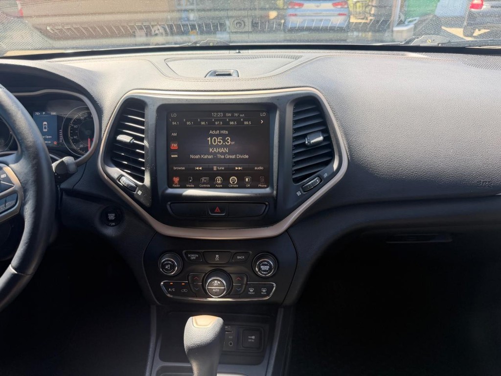 Jeep Cherokee Vehicle Full-screen Gallery Image 14