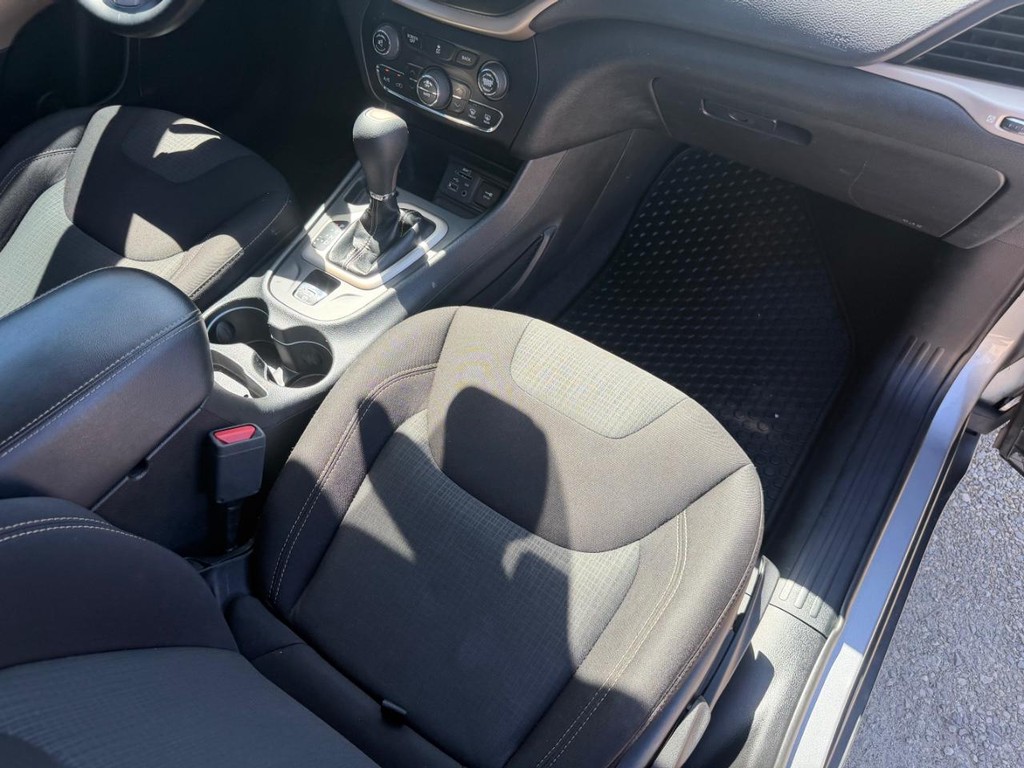 Jeep Cherokee Vehicle Full-screen Gallery Image 15