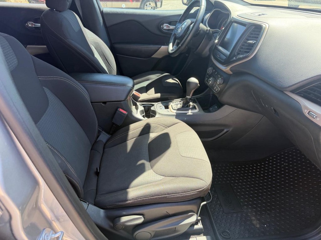 Jeep Cherokee Vehicle Full-screen Gallery Image 16