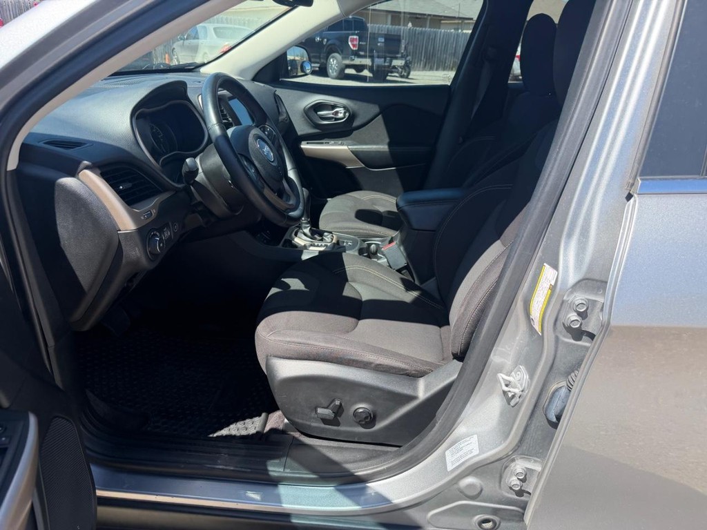 Jeep Cherokee Vehicle Full-screen Gallery Image 17