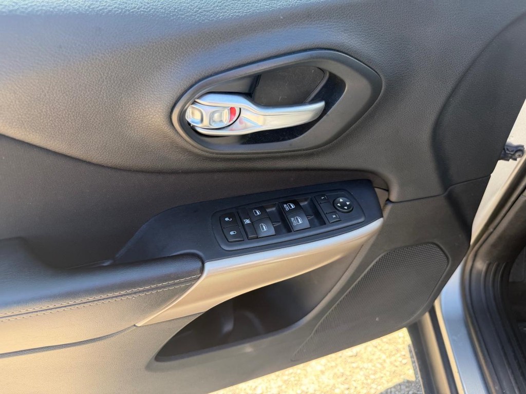 Jeep Cherokee Vehicle Full-screen Gallery Image 20