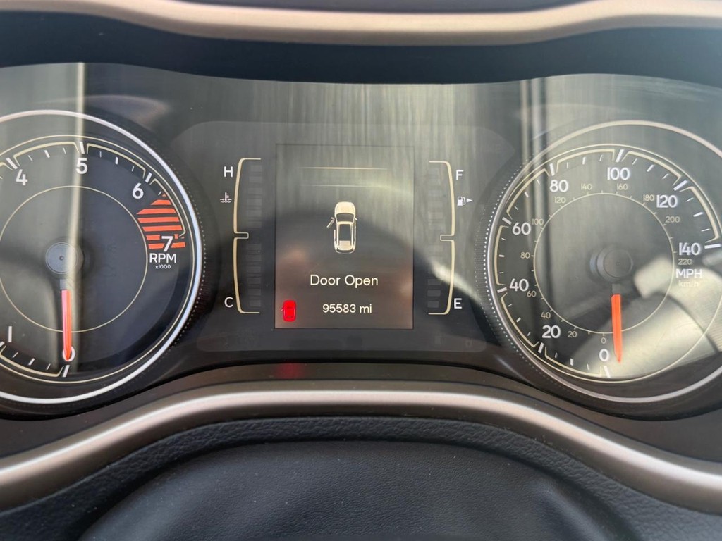 Jeep Cherokee Vehicle Full-screen Gallery Image 23