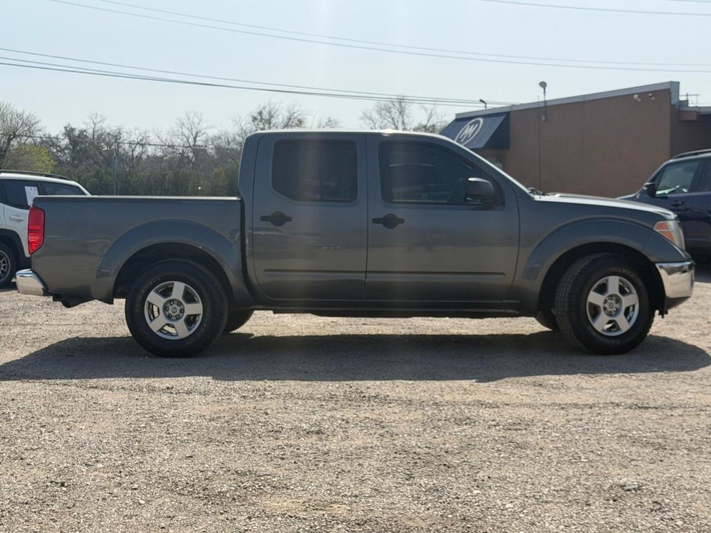 Nissan Frontier Vehicle Full-screen Gallery Image 2