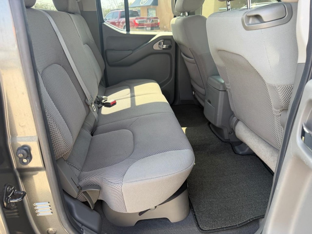 Nissan Frontier Vehicle Full-screen Gallery Image 10