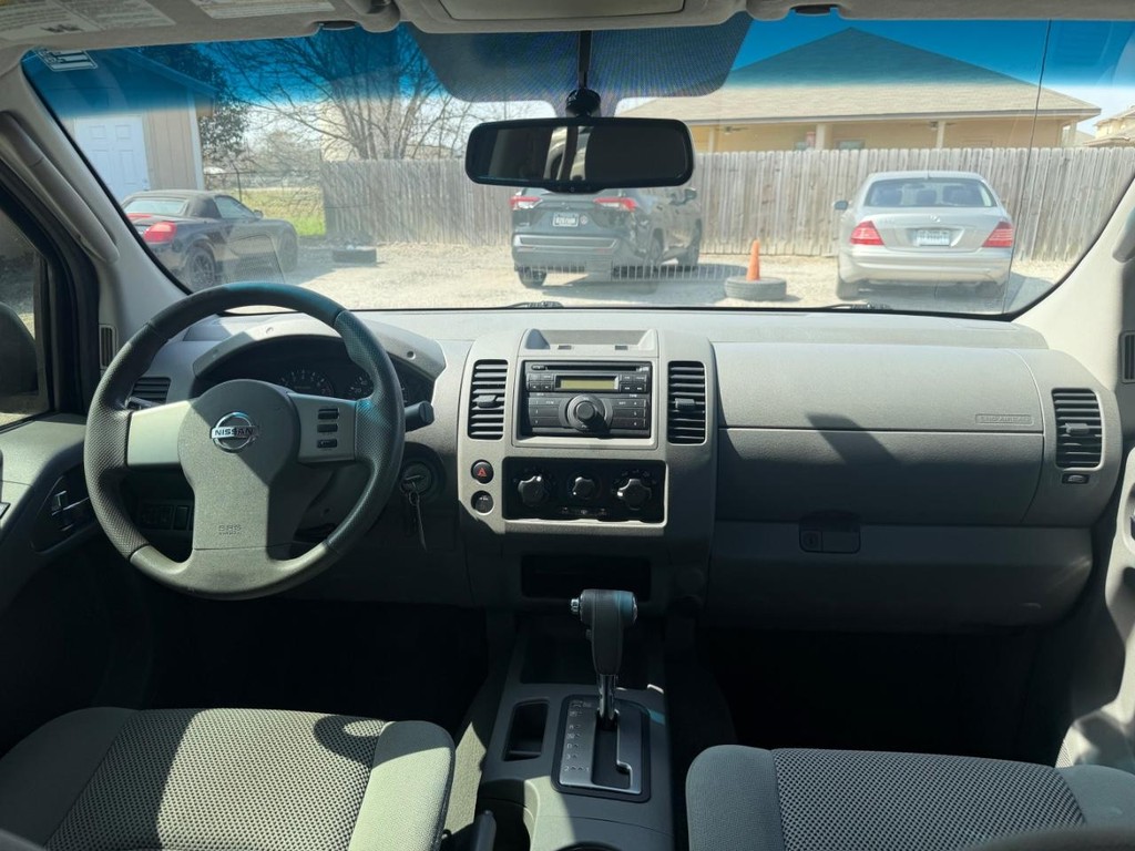 Nissan Frontier Vehicle Full-screen Gallery Image 11