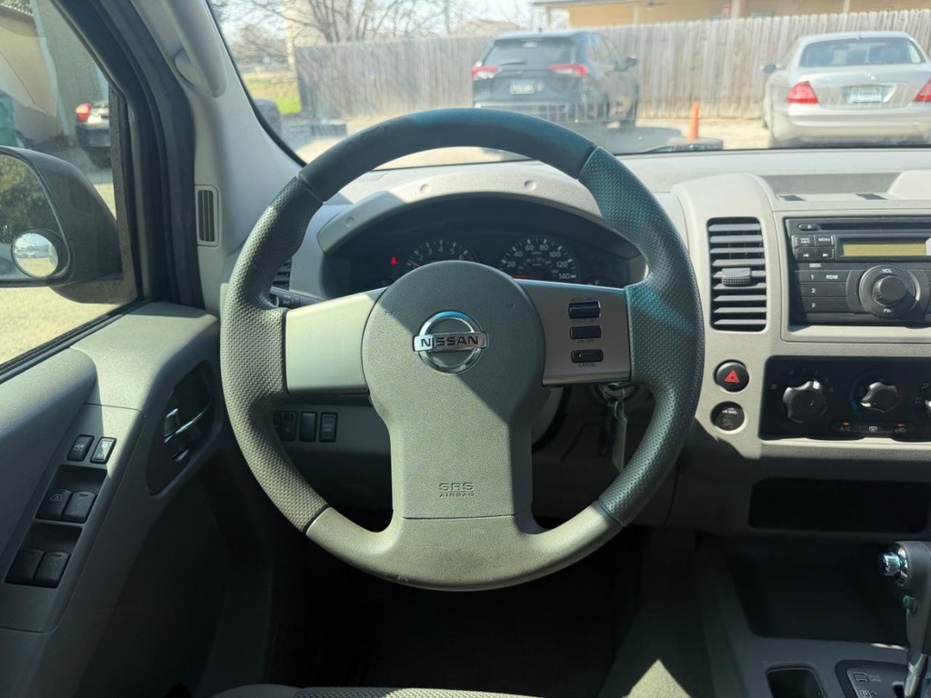 Nissan Frontier Vehicle Full-screen Gallery Image 12