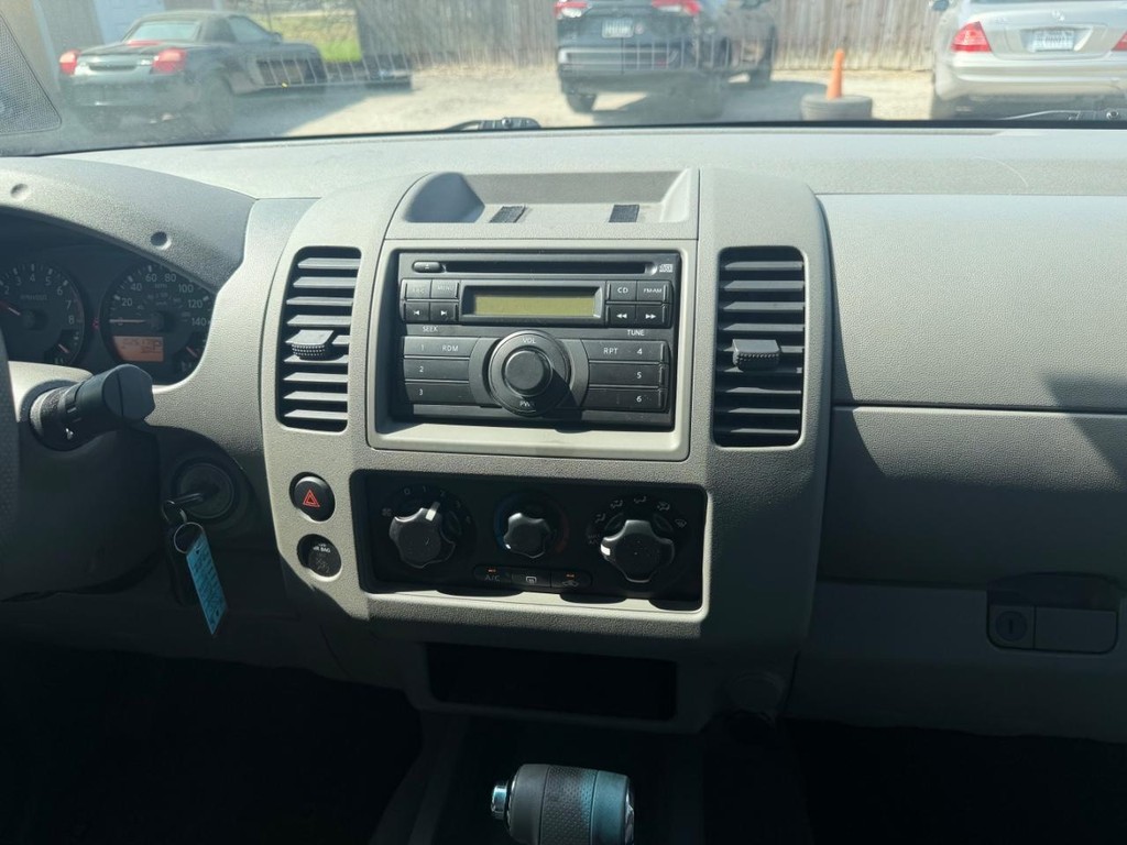 Nissan Frontier Vehicle Full-screen Gallery Image 13