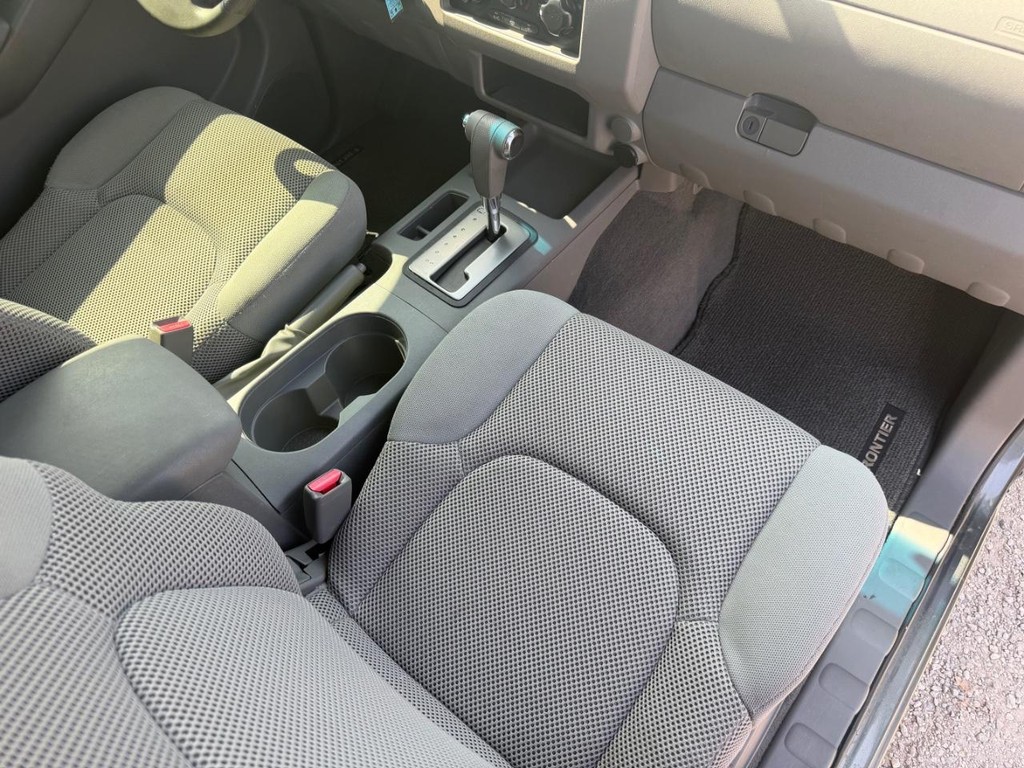 Nissan Frontier Vehicle Full-screen Gallery Image 14