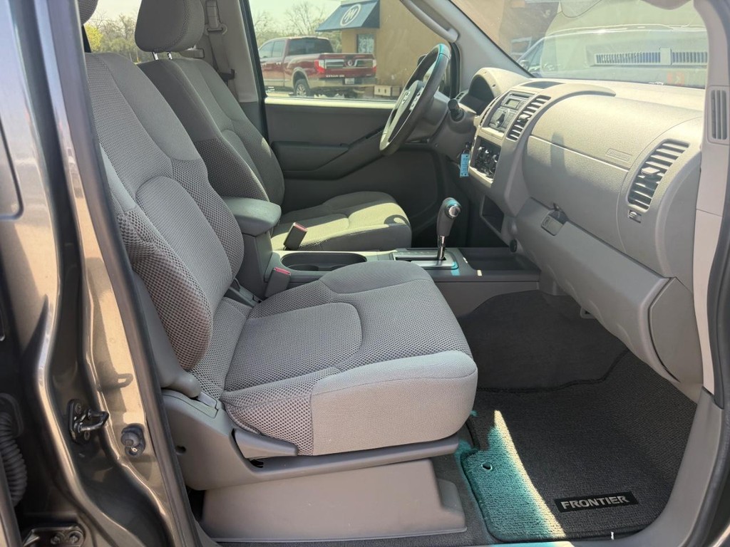 Nissan Frontier Vehicle Full-screen Gallery Image 15