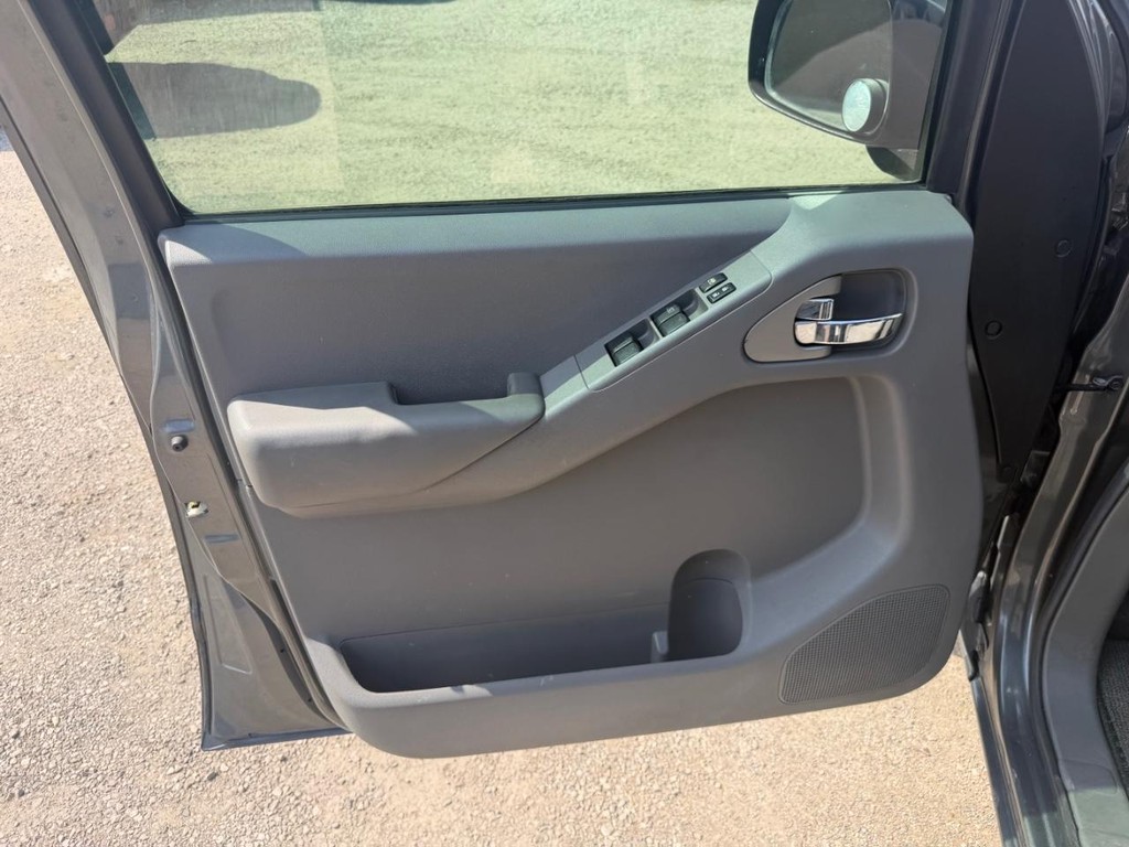 Nissan Frontier Vehicle Full-screen Gallery Image 17