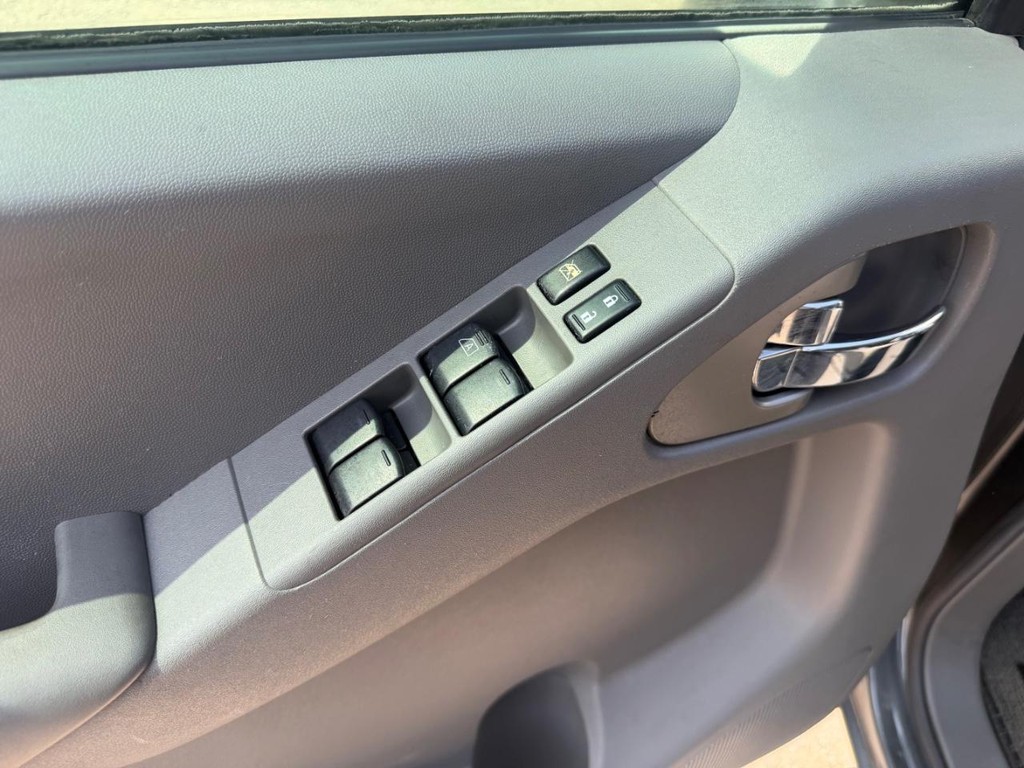 Nissan Frontier Vehicle Full-screen Gallery Image 18