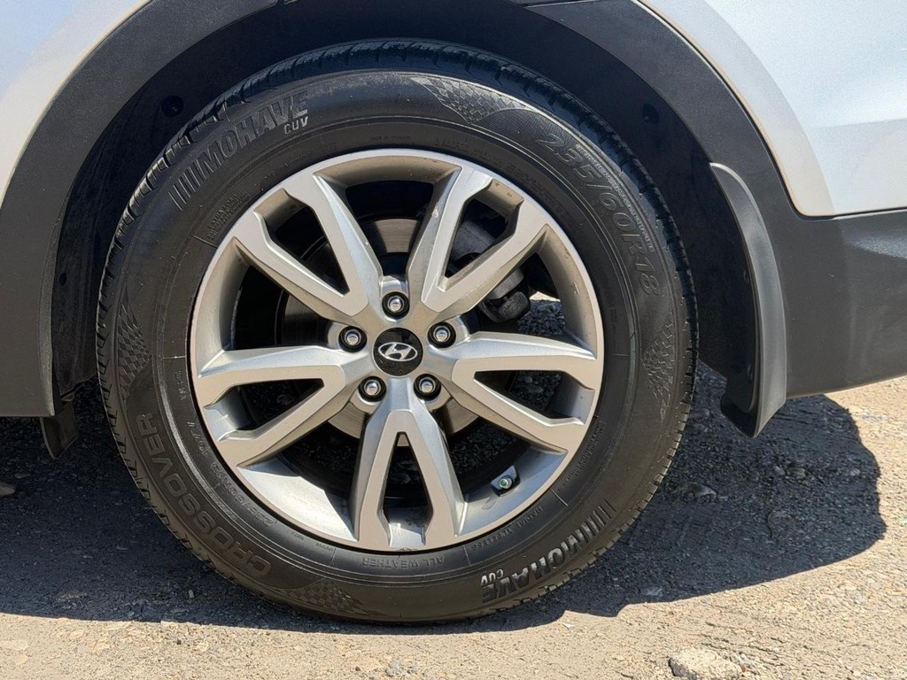Hyundai Santa Fe Sport Vehicle Full-screen Gallery Image 7
