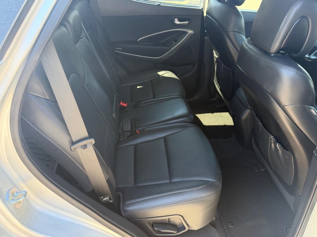 Hyundai Santa Fe Sport Vehicle Full-screen Gallery Image 11