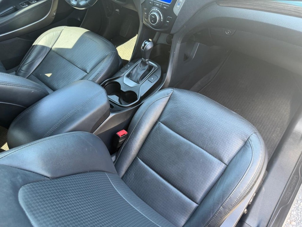 Hyundai Santa Fe Sport Vehicle Full-screen Gallery Image 15